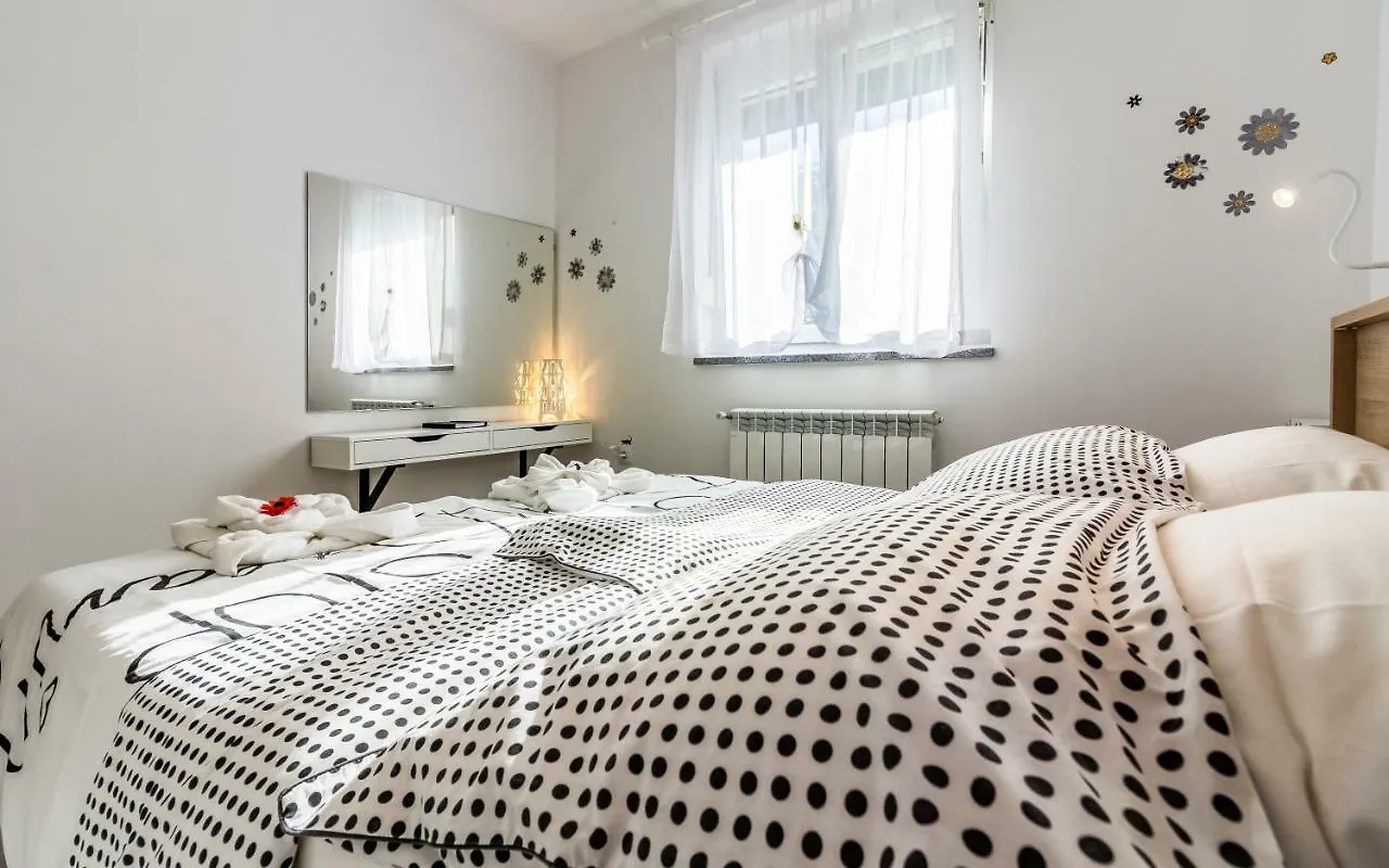 Apartment Mika Pula 0*,